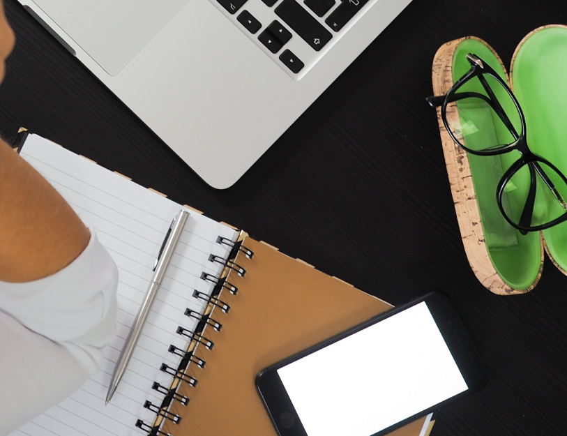 Muistikirja kännykän ja kannettavan kanssa